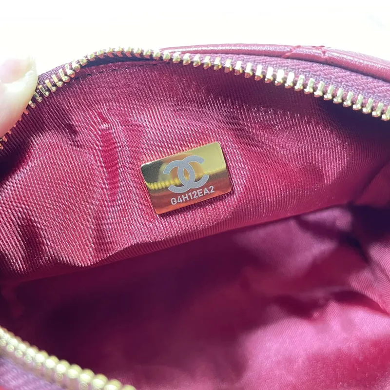 Chanel AS5220 Malá taška na fotoaparát Lesklá zmačkaná jehněčí kůže & zlatý tón kovu vínově červená