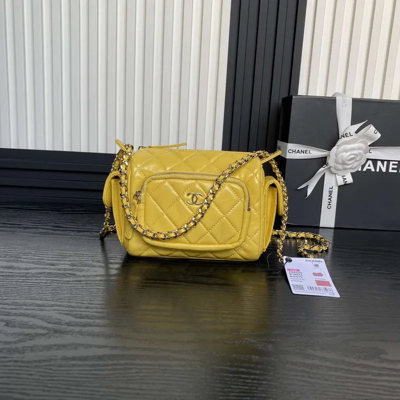 Chanel AS5220 Malá taška na fotoaparát Lesklá zmačkaná jehněčí kůže & zlatý tón kovu žlutá
