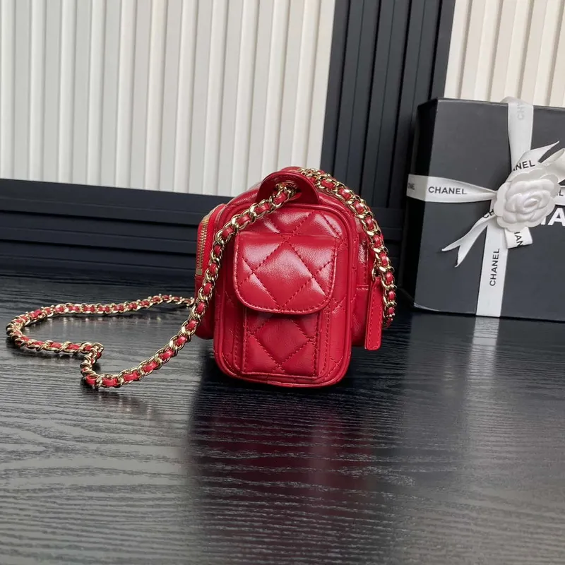 Chanel AS5220 Malá taška na fotoaparát Lesklá zmačkaná jehněčí kůže & zlatý tón kovu červená