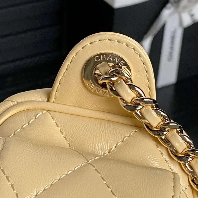 Chanel AS5220 Malá taška na fotoaparát Lesklá zmačkaná jehněčí kůže & zlatý tón kovu meruňková