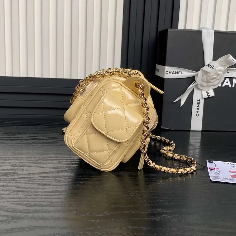 Chanel AS5220 Malá taška na fotoaparát Lesklá zmačkaná jehněčí kůže & zlatý tón kovu meruňková