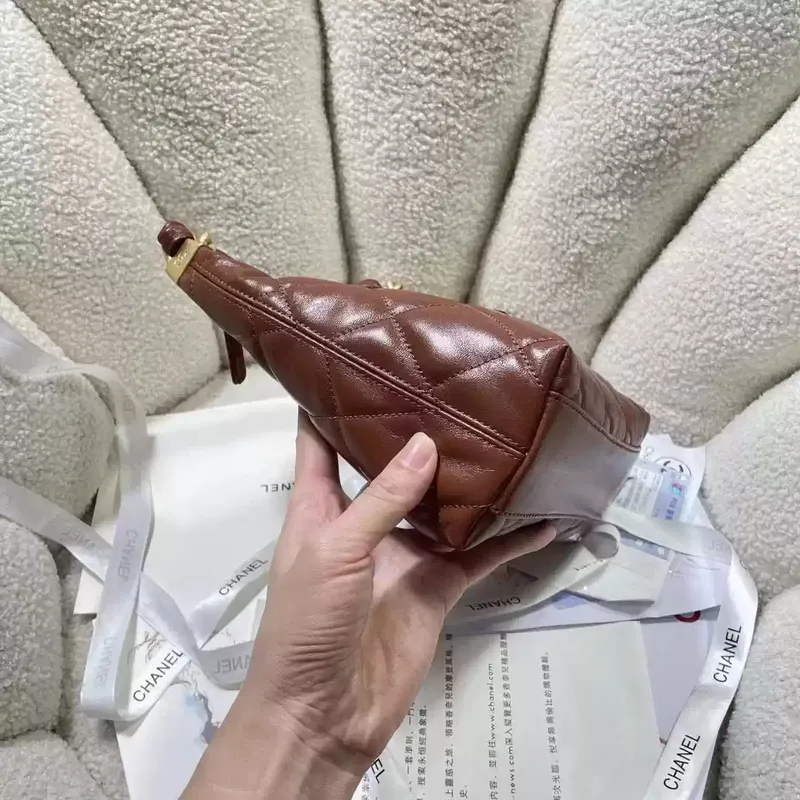 Chanel AS4922 Malá hobo lesklá jehněčí kůže & zlatý tón kovu hnědá