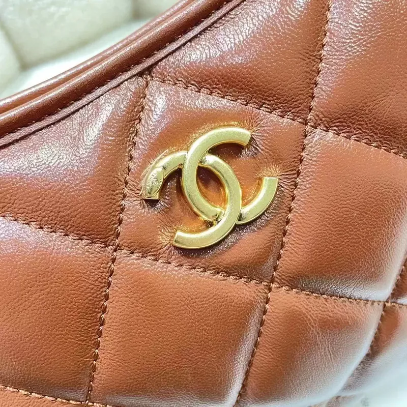 Chanel AS4922 Malá hobo lesklá jehněčí kůže & zlatý tón kovu hnědá