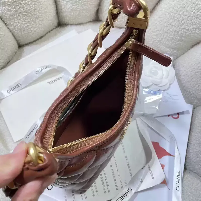 Chanel AS4922 Malá hobo lesklá jehněčí kůže & zlatý tón kovu hnědá