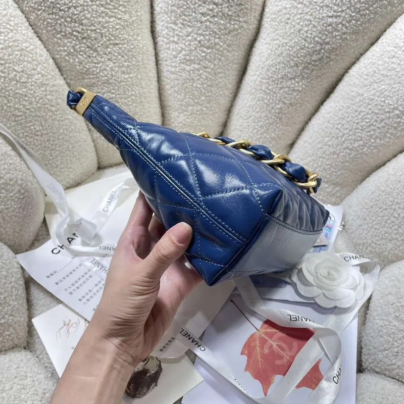 Chanel AS4922 Malá hobo lesklá jehněčí kůže & zlatý tón kovu námořnická modrá