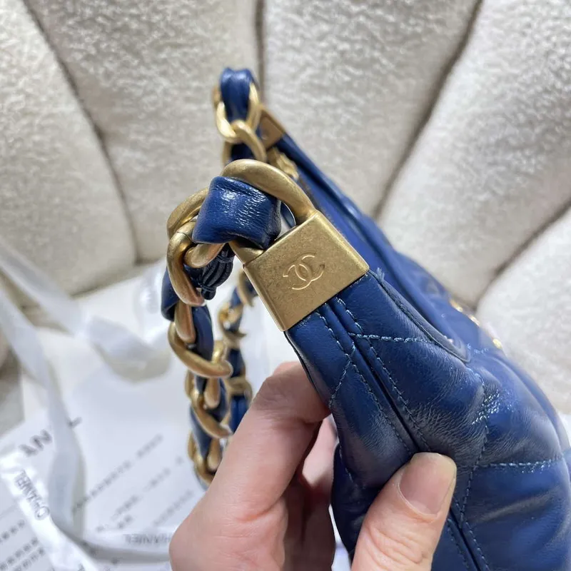 Chanel AS4922 Malá hobo lesklá jehněčí kůže & zlatý tón kovu námořnická modrá