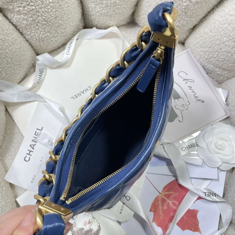 Chanel AS4922 Malá hobo lesklá jehněčí kůže & zlatý tón kovu námořnická modrá