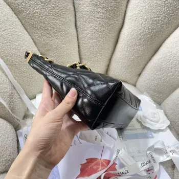 Chanel AS4922 Malá hobo lesklá jehněčí kůže & zlatý tón kovu černá