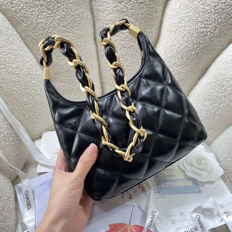 Chanel AS4922 Malá hobo lesklá jehněčí kůže & zlatý tón kovu černá