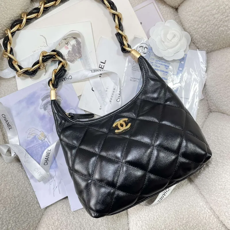 Chanel AS4922 Malá hobo lesklá jehněčí kůže & zlatý tón kovu černá
