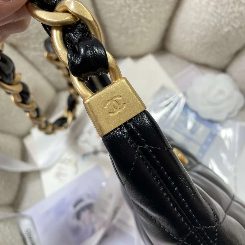 Chanel AS4922 Malá hobo lesklá jehněčí kůže & zlatý tón kovu černá