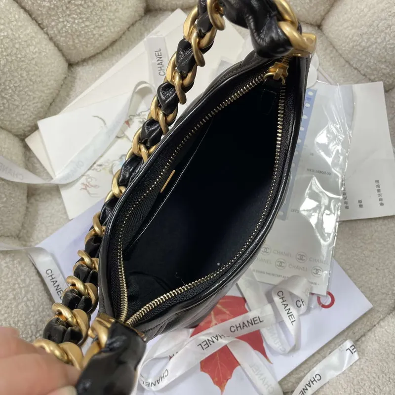 Chanel AS4922 Malá hobo lesklá jehněčí kůže & zlatý tón kovu černá