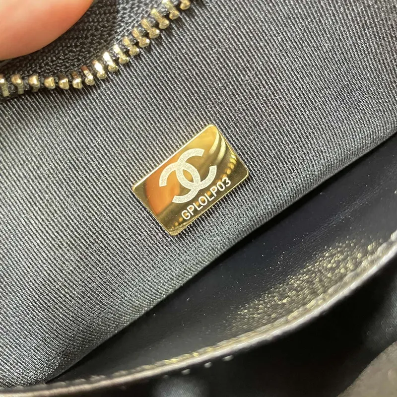 Chanel AS4922 Malá hobo lesklá jehněčí kůže & zlatý tón kovu černá