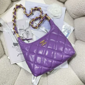 Chanel AS4922 Malá hobo lesklá jehněčí kůže & zlatý tón kovu fialová