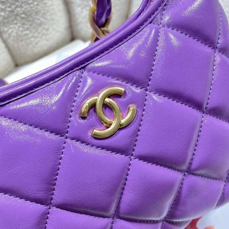 Chanel AS4922 Malá hobo lesklá jehněčí kůže & zlatý tón kovu fialová