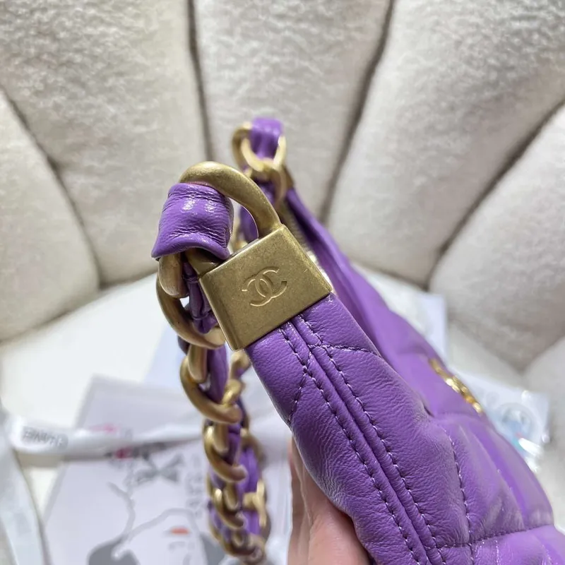 Chanel AS4922 Malá hobo lesklá jehněčí kůže & zlatý tón kovu fialová