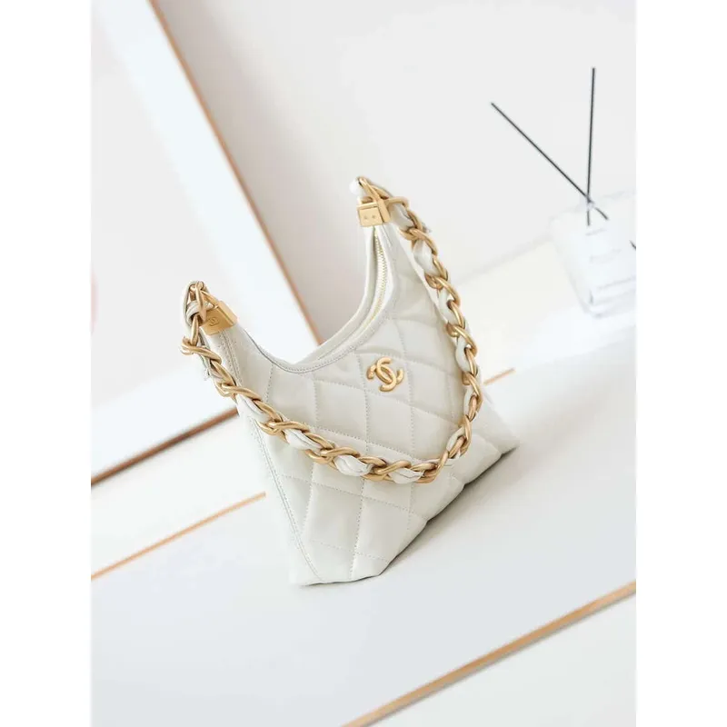 Chanel AS4922 Malá hobo lesklá jehněčí kůže & zlatý tón kovu bílá