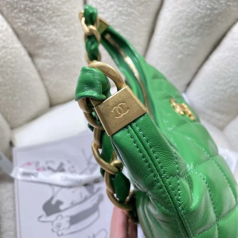 Chanel AS4912 Střední Hobo Lesklá jehněčí kůže & zlatý tón kovu zelená