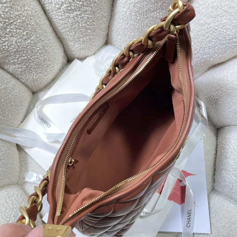 Chanel AS4923 Velká hobo taška Lesklá jehněčí kůže & zlatý tón kovu Hnědá