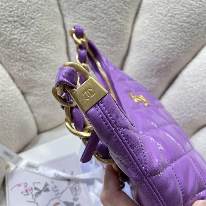 Chanel AS4923 Velká Hobo Lesklá Jehněčí Kůže & Zlatý Kov Fialová