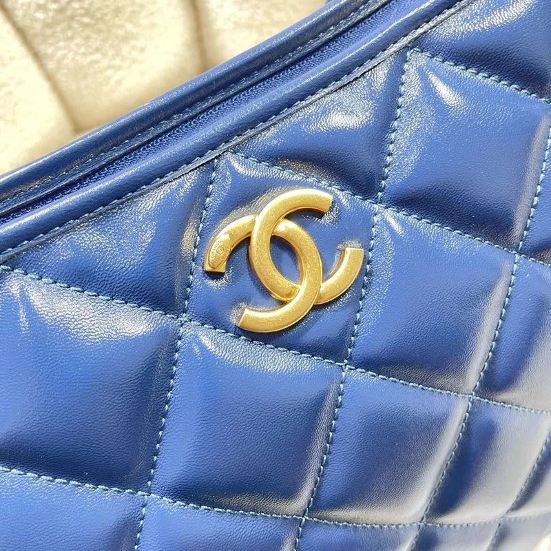 Chanel AS4923 Velká Hobo Lesklá Jehněčí Kůže & Zlatý Kov Námořnická Modrá