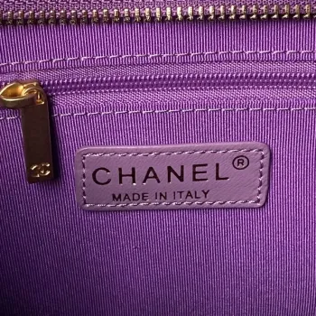 Chanel AS4923 Velká hobo lesklá jehněčí kůže & zlatý tón kovu tmavě fialová