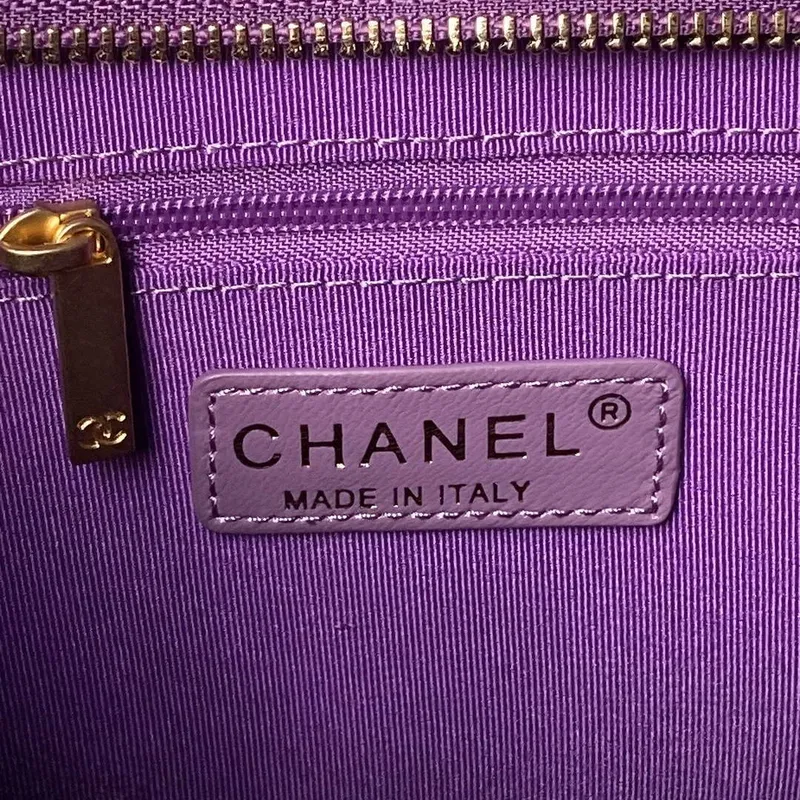 Chanel AS4923 Velká hobo lesklá jehněčí kůže & zlatý tón kovu tmavě fialová