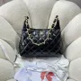 Chanel AS4923 Velká hobo lesklá jehněčí kůže & zlatý tón kovu černá