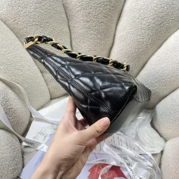 Chanel AS4923 Velká hobo lesklá jehněčí kůže & zlatý tón kovu černá