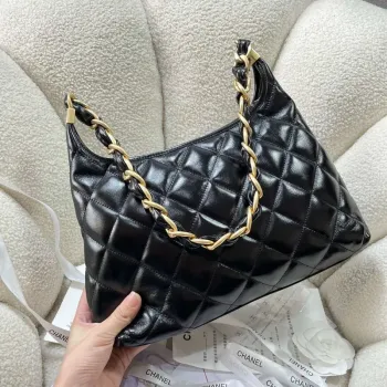 Chanel AS4923 Velká hobo lesklá jehněčí kůže & zlatý tón kovu černá