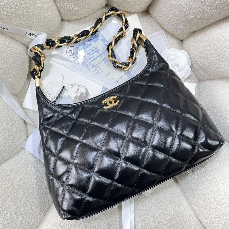 Chanel AS4923 Velká hobo lesklá jehněčí kůže & zlatý tón kovu černá