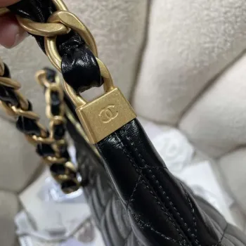 Chanel AS4923 Velká hobo lesklá jehněčí kůže & zlatý tón kovu černá