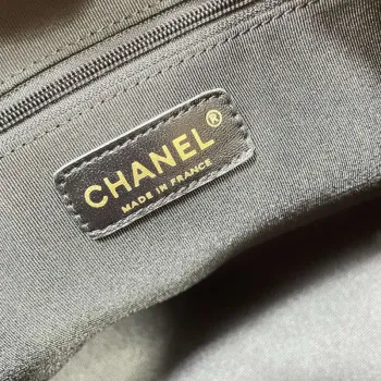 Chanel AS4923 Velká hobo lesklá jehněčí kůže & zlatý tón kovu černá