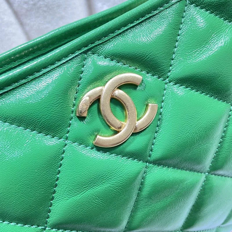 Chanel AS4923 Velká Hobo Lesklá Jehněčí Kůže & Zlacený Kov Zelená