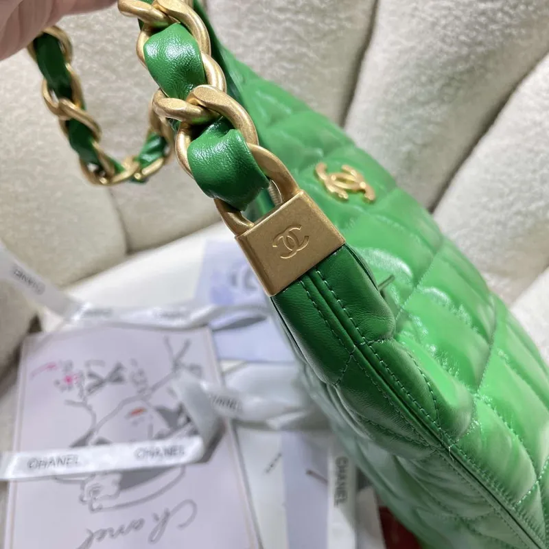 Chanel AS4923 Velká Hobo Lesklá Jehněčí Kůže & Zlacený Kov Zelená