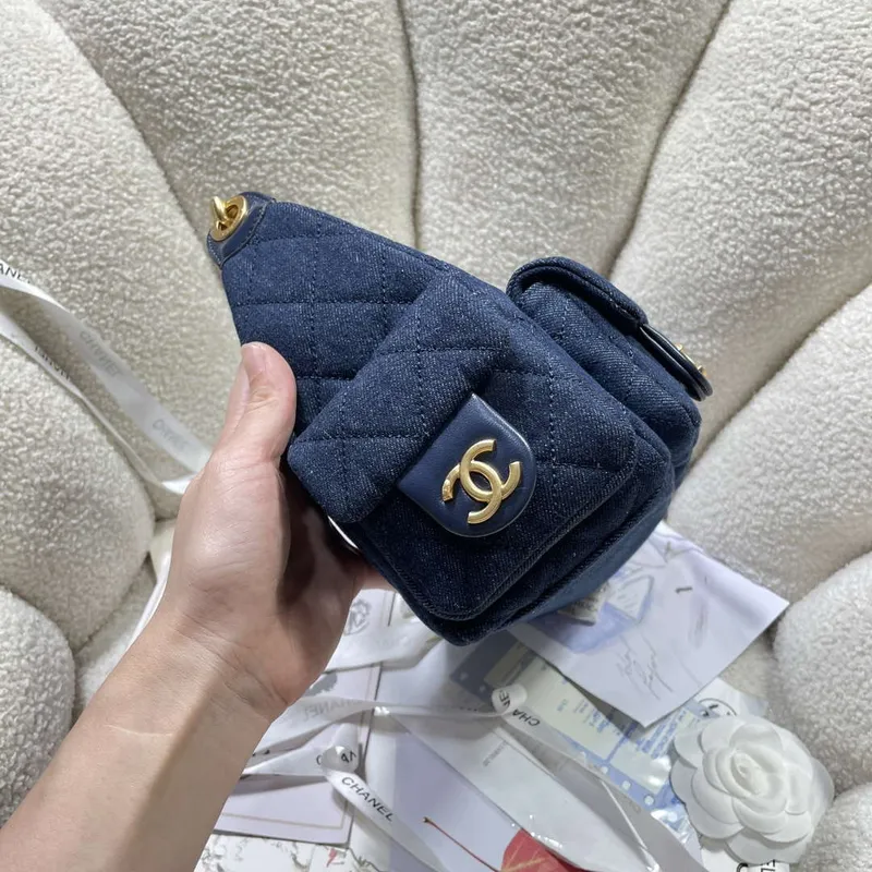 Chanel AS5339 Malá hobo lesklý denim & zlatý tón kovu tmavě modrá