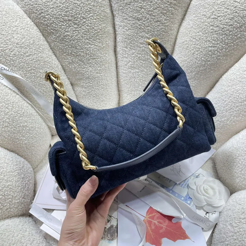 Chanel AS5339 Malá hobo lesklý denim & zlatý tón kovu tmavě modrá