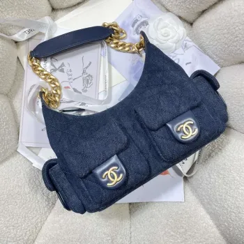 Chanel AS5339 Malá hobo lesklý denim & zlatý tón kovu tmavě modrá