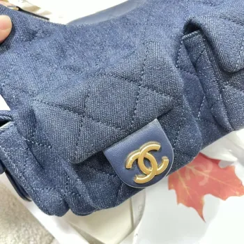 Chanel AS5339 Malá hobo lesklý denim & zlatý tón kovu tmavě modrá