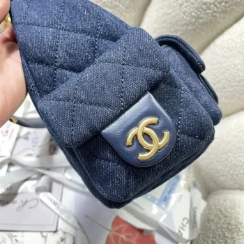 Chanel AS5339 Malá hobo lesklý denim & zlatý tón kovu tmavě modrá