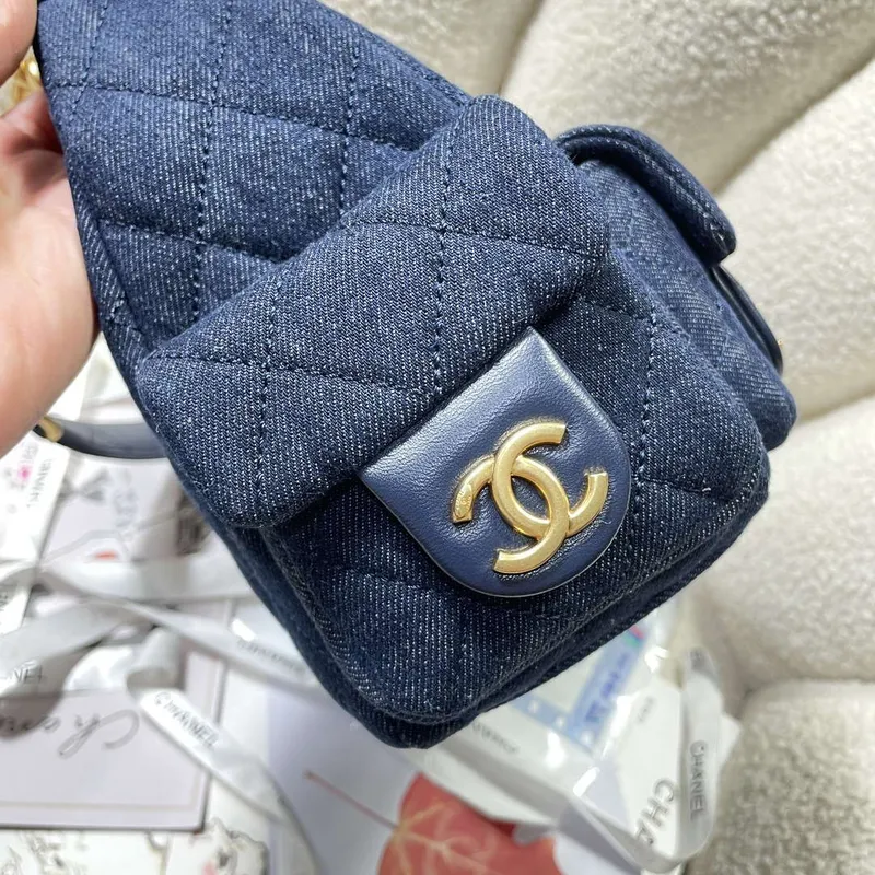 Chanel AS5339 Malá hobo lesklý denim & zlatý tón kovu tmavě modrá