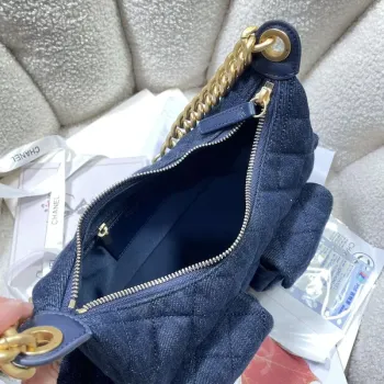 Chanel AS5339 Malá hobo lesklý denim & zlatý tón kovu tmavě modrá