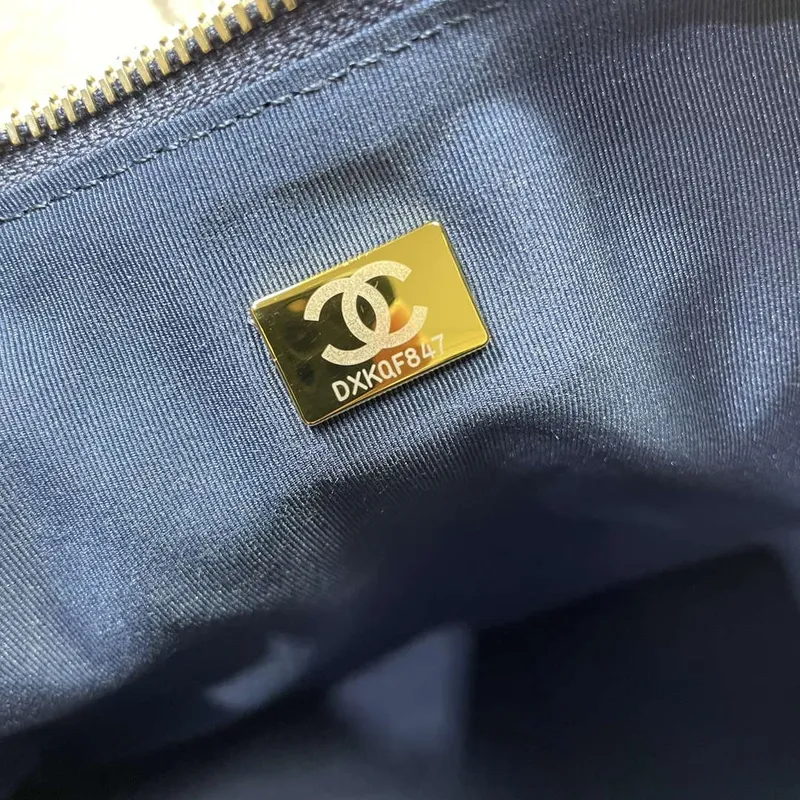Chanel AS5302 Hobo Lesklý Denim & Zlatý tón kovu Tmavě modrá