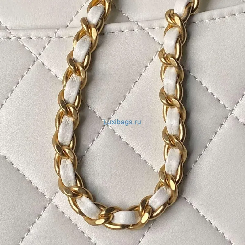 Chanel AS4967 Malá kabelka s klopou Lesklá jehněčí kůže smalt & zlatý tón kovu bílá