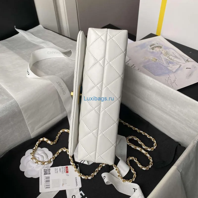 Chanel AS4967 Malá kabelka s klopou Lesklá jehněčí kůže smalt & zlatý tón kovu bílá