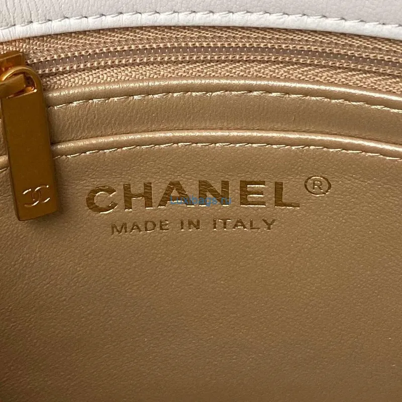 Chanel AS4967 Malá kabelka s klopou Lesklá jehněčí kůže smalt & zlatý tón kovu bílá