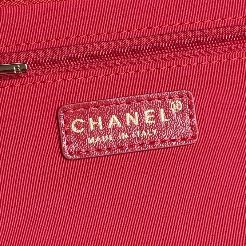Chanel AS5222 Toaletní taška Lesklá zmačkaná jehněčí kůže & zlatý tón kovu Červená