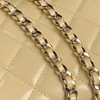 Chanel AS5222 Kosmetická taštička z lesklé zmačkané jehněčí kůže a zlatého kovu v barvě meruňky