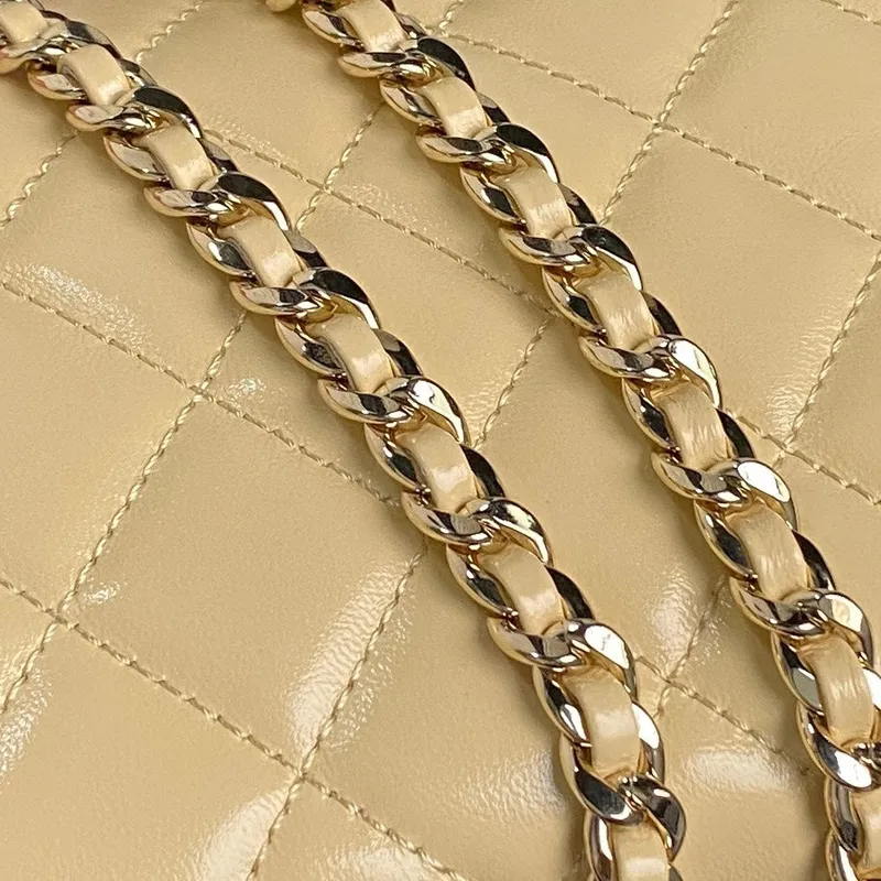 Chanel AS5222 Kosmetická taštička z lesklé zmačkané jehněčí kůže a zlatého kovu v barvě meruňky