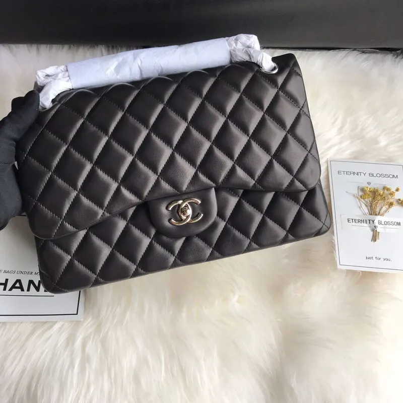 Chanel CF A01113 Jumbo Classic Flap Bag v černé barvě z jehněčí kůže, stříbrná